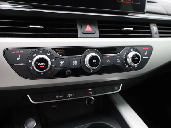 Audi A4 (2023) — foto 25 van 45