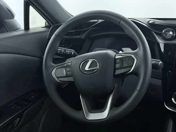 LEXUS RZ (2025) — foto 14 van 33