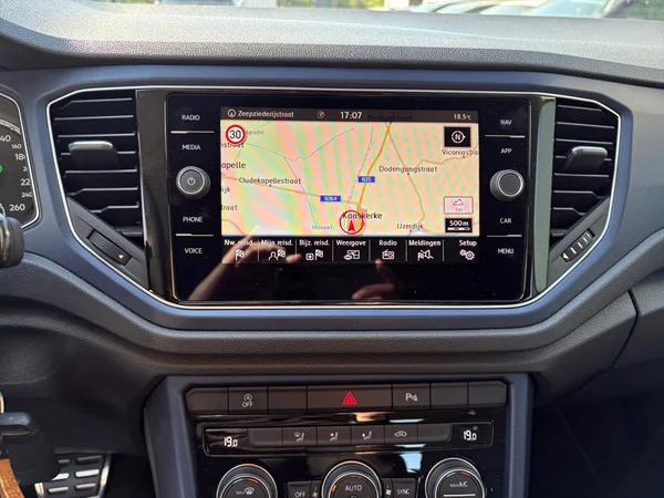 VOLKSWAGEN T-Roc (2020) — foto 2 van 21