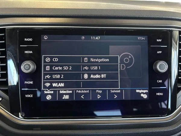 VOLKSWAGEN T-Roc (2018) — foto 17 van 34