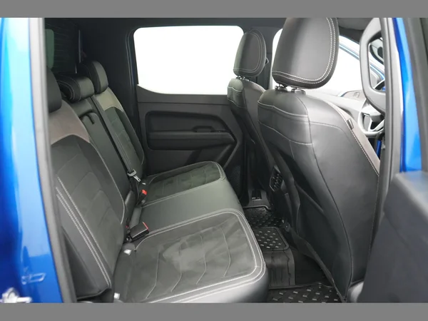 VOLKSWAGEN Amarok Double Cab Dsl (2025) — foto 6 van 21