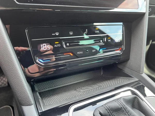 VOLKSWAGEN Passat Variant (2024) — foto 9 van 23