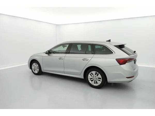 SKODA Octavia Combi (2022) — foto 2 van 36