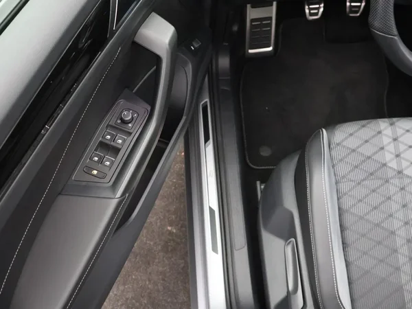 Volkswagen T-Roc (2023) — foto 11 van 24