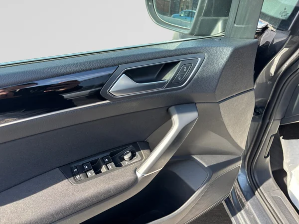 VOLKSWAGEN Touran (2019) — foto 3 van 20