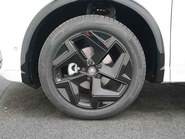 VOLKSWAGEN Tiguan (2025) — foto 14 van 24