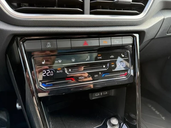 VOLKSWAGEN T-Roc (2024) — foto 13 van 28