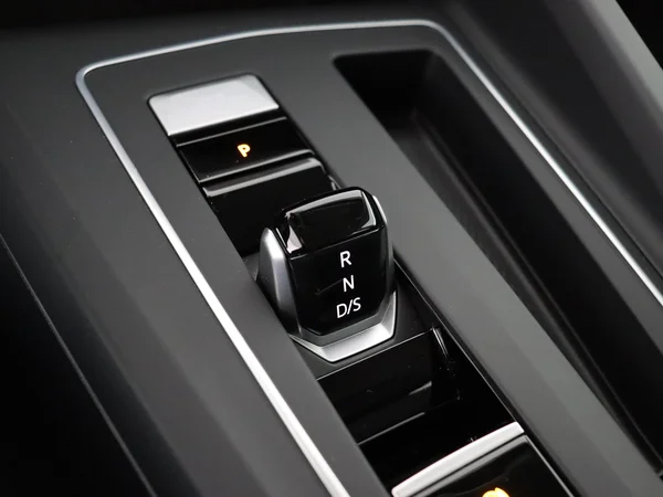 VOLKSWAGEN Golf (2024) — foto 4 van 28