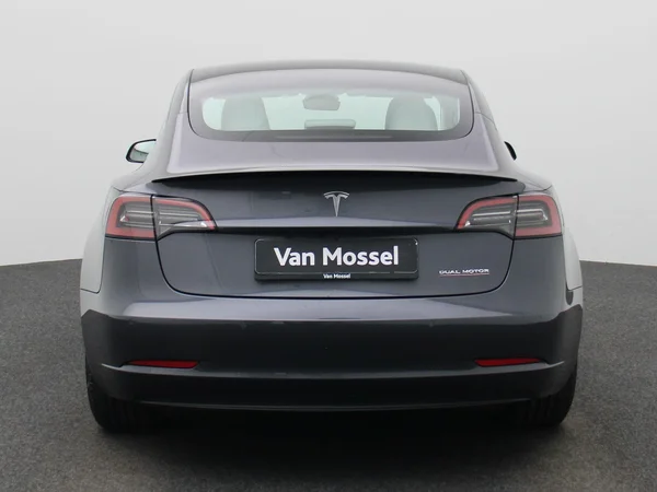 Tesla Model 3 (2022) — foto 42 van 46
