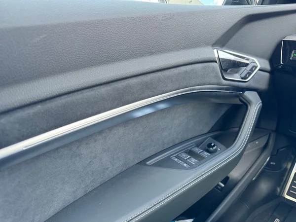 AUDI SQ8 e-tron Sportback (2024) — foto 7 van 21