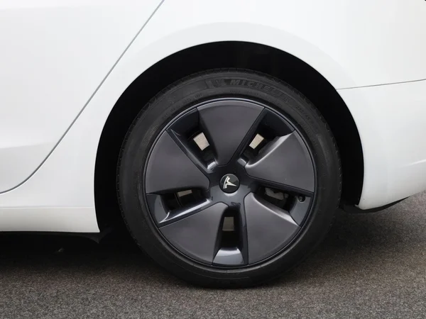 Tesla Model 3 (2023) — foto 3 van 44