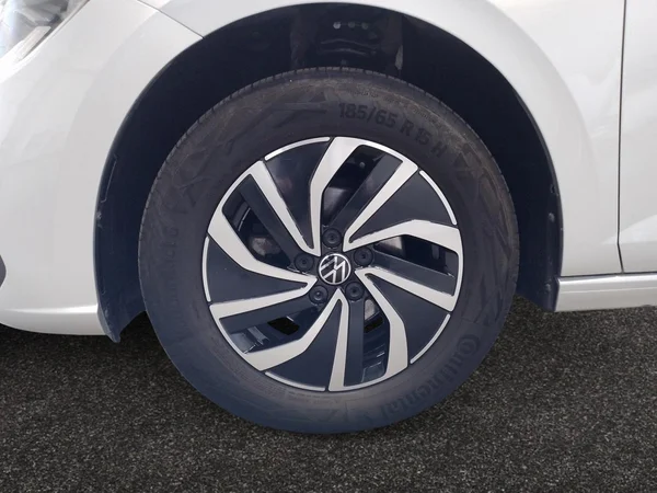 VOLKSWAGEN Polo (2024) — foto 16 van 23