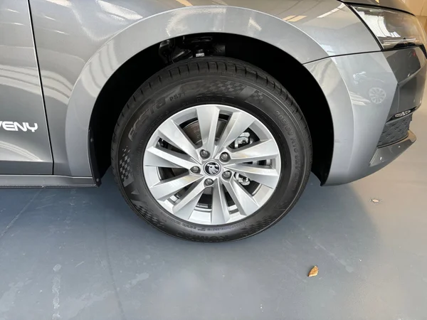 SKODA Octavia Combi (2025) — foto 9 van 24
