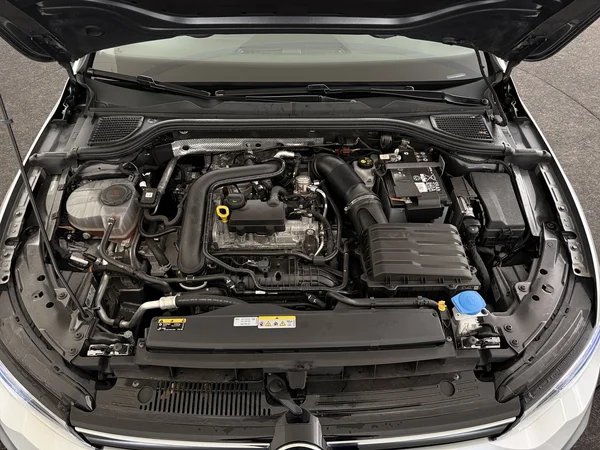 VOLKSWAGEN Golf (2024) — foto 6 van 28