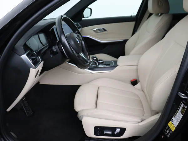 BMW 330 (2021) — foto 2 van 31