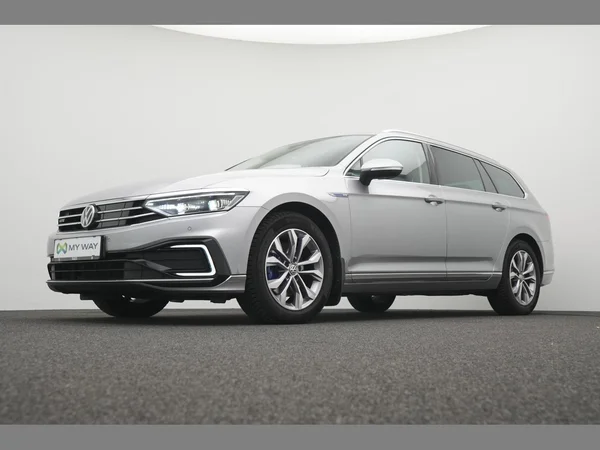 VOLKSWAGEN Passat GTE (2020) — foto 27 van 30