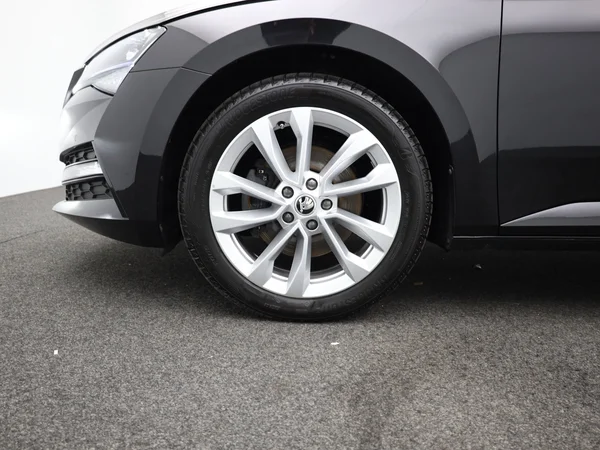 SKODA Superb Combi (2024) — foto 13 van 23