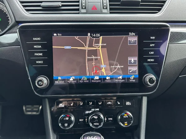 SKODA Superb Combi (2017) — foto 4 van 22