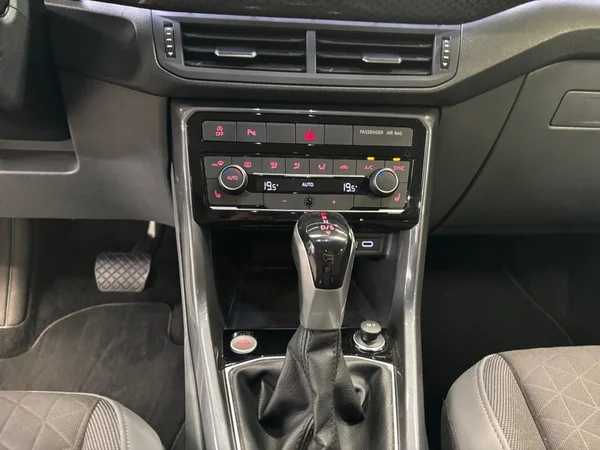 VOLKSWAGEN T-Cross (2021) — foto 3 van 24