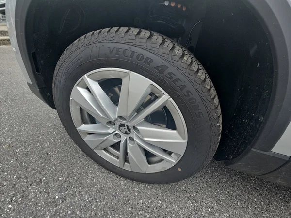 SKODA Karoq (2025) — foto 23 van 28