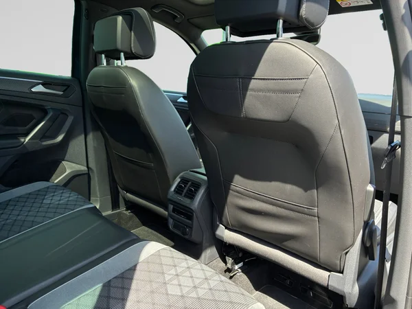 VOLKSWAGEN Tiguan (2022) — foto 13 van 24