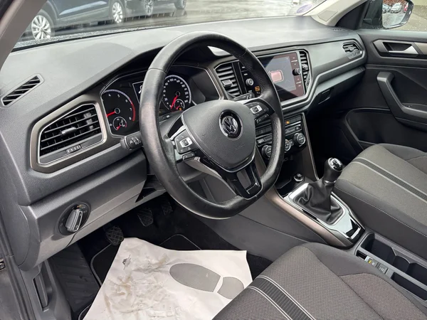 VOLKSWAGEN T-Roc (2018) — foto 2 van 22