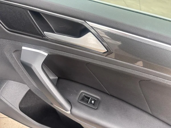 VOLKSWAGEN Tiguan (2017) — foto 9 van 24