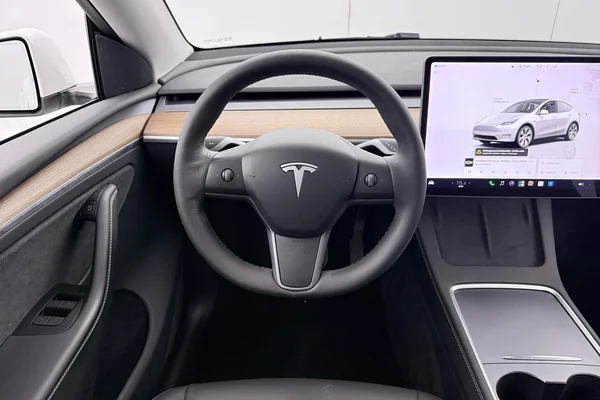 Tesla Model Y (2023) — foto 3 van 33