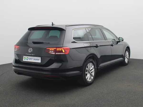 VOLKSWAGEN Passat SW (2023) — foto 11 van 18