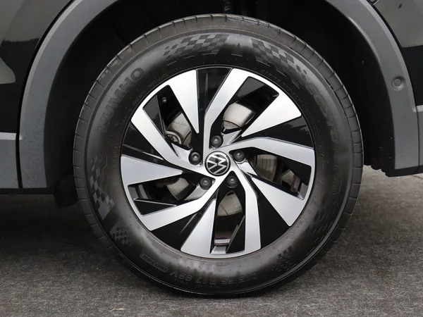 VOLKSWAGEN Tiguan (2025) — foto 14 van 18