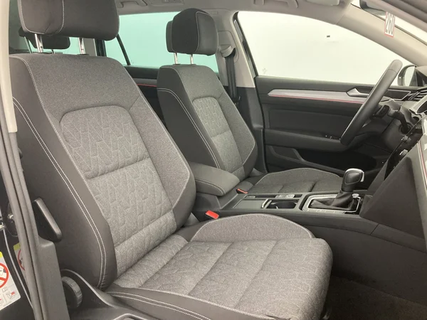 VOLKSWAGEN Passat Variant (2024) — foto 24 van 35