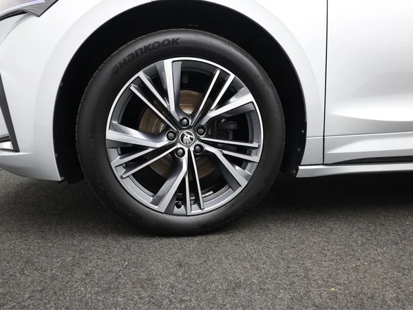 SKODA Enyaq Coupé (2024) — foto 3 van 21