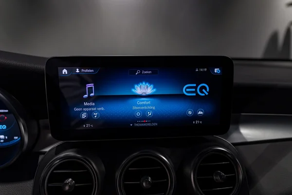 Mercedes-Benz GLC (2022) — foto 7 van 38