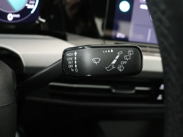 VOLKSWAGEN Golf (2024) — foto 15 van 28