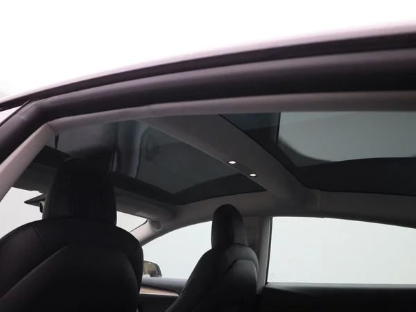 Tesla Model 3 (2023) — foto 31 van 40