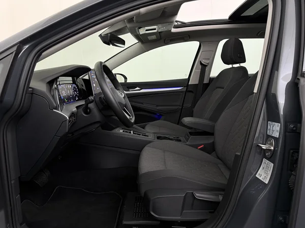 VOLKSWAGEN Golf Variant (2025) — foto 2 van 30