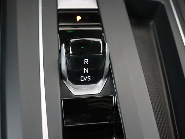 VOLKSWAGEN Golf (2024) — foto 4 van 28