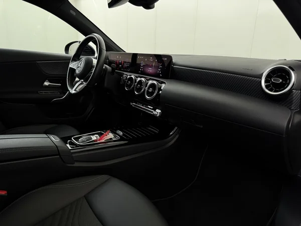 MercedesBenz A 180 (2024) — foto 3 van 28