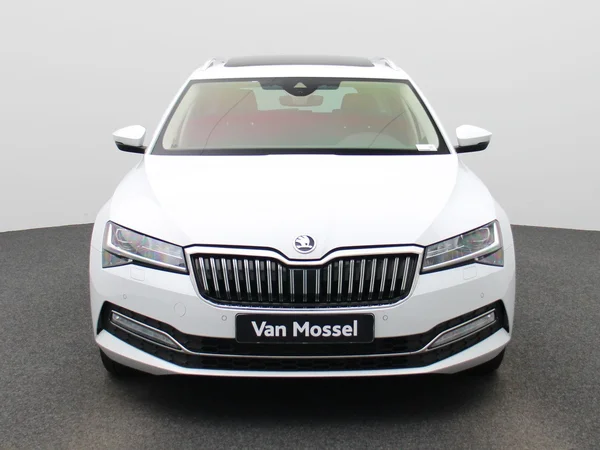 Škoda Superb (2022) — foto 34 van 47