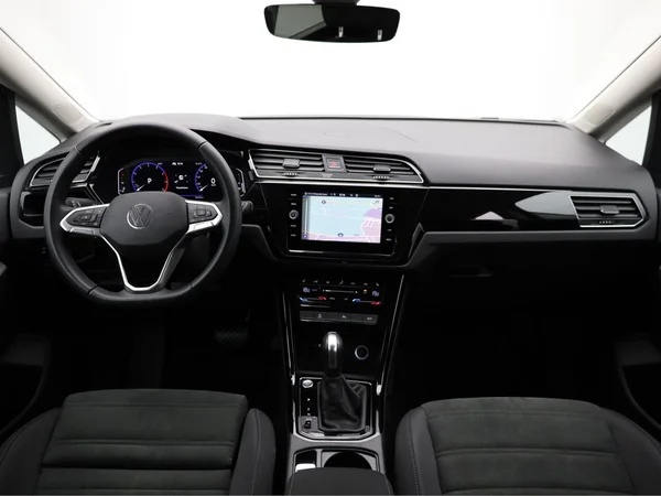 VOLKSWAGEN Touran (2023) — foto 2 van 23
