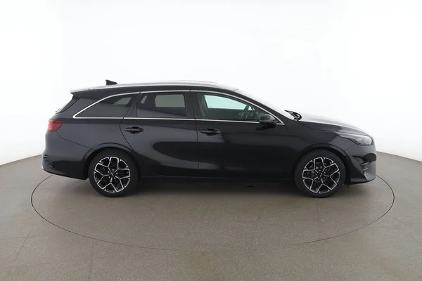 Kia cee'd (2023) — foto 13 van 16
