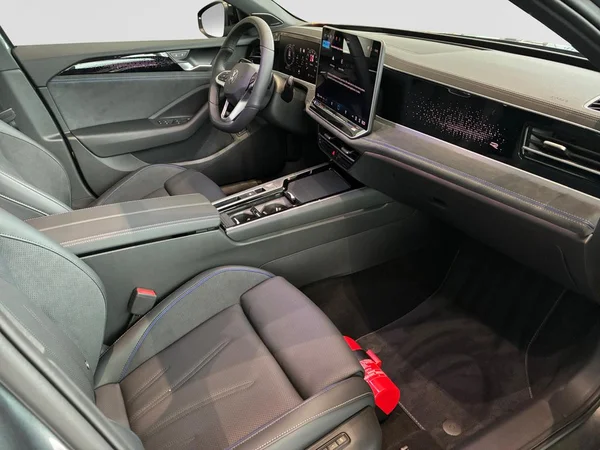 VOLKSWAGEN Passat Variant eHybrid (PHEV) (2026) — foto 4 van 21