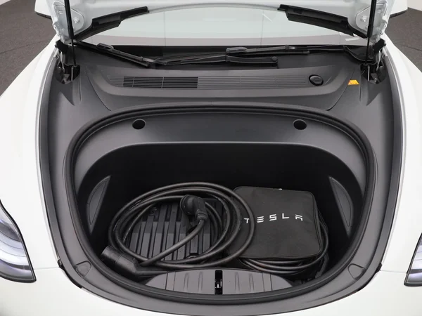 Tesla Model 3 (2023) — foto 30 van 40