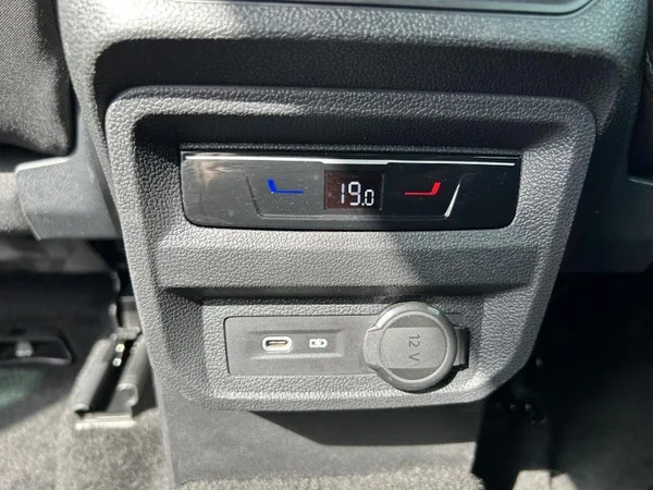 VOLKSWAGEN Tiguan (2022) — foto 26 van 32