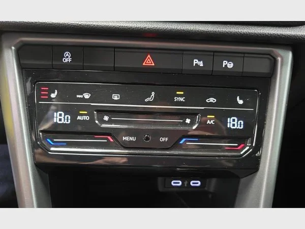 Volkswagen T-Roc (2022) — foto 17 van 27