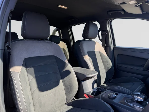 VOLKSWAGEN Amarok Double Cab (2025) — foto 2 van 24