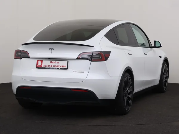 TESLA Model Y (2024) — foto 23 van 30