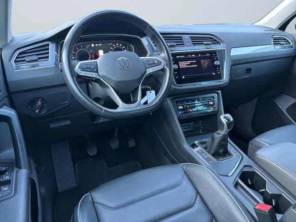 VOLKSWAGEN Tiguan (2022) — foto 12 van 30