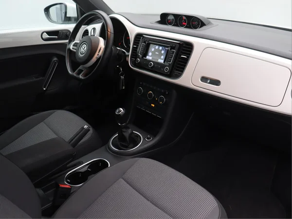 VOLKSWAGEN Beetle Cabriolet (2014) — foto 13 van 17