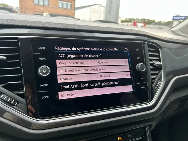 Volkswagen T-Roc (2019) — foto 6 van 24